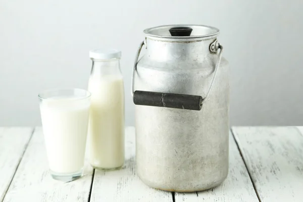 Lata y vaso de leche — Foto de Stock