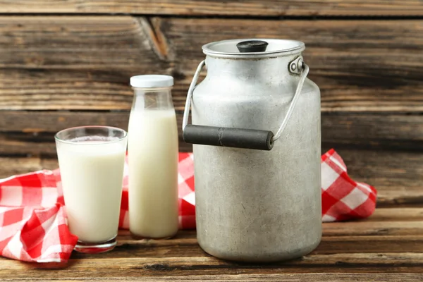 Lata y vaso de leche — Foto de Stock