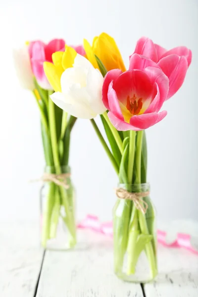 Hermosos tulipanes en jarrones —  Fotos de Stock