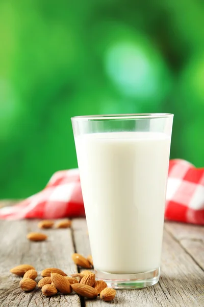 Vaso de leche con almendras — Foto de Stock