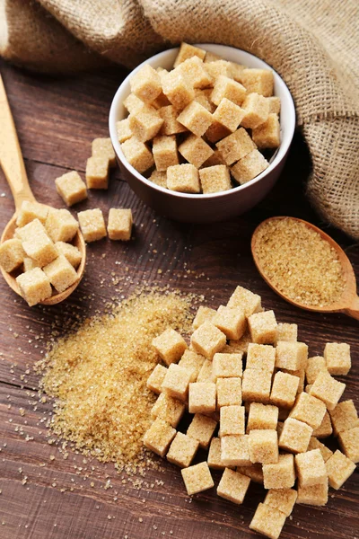 Brązowy cukier w łyżką i miski — Zdjęcie stockowe
