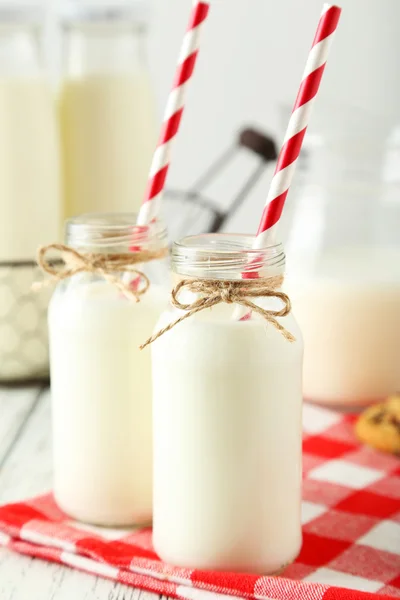 Botellas de leche con paja — Foto de Stock