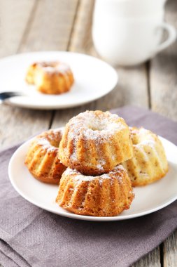 Bundt kek plaka üzerinde