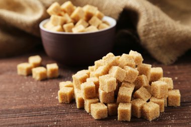 kahverengi şeker kabın içinde