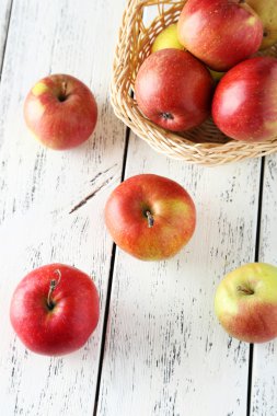 taze olgun elma sepeti