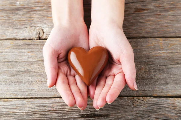 Kobieta w ręce z czekoladowe serca — Zdjęcie stockowe