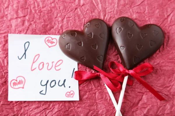 Coração de chocolate com cartão romântico — Fotografia de Stock