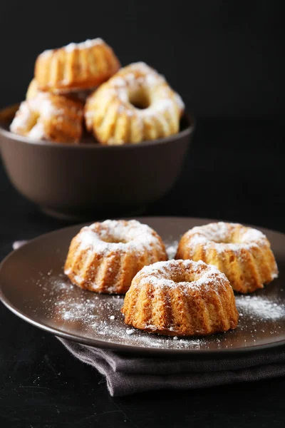 Bundt kek plaka üzerinde — Stok fotoğraf