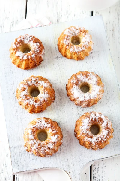 Bundt cake op snijplank — Stockfoto