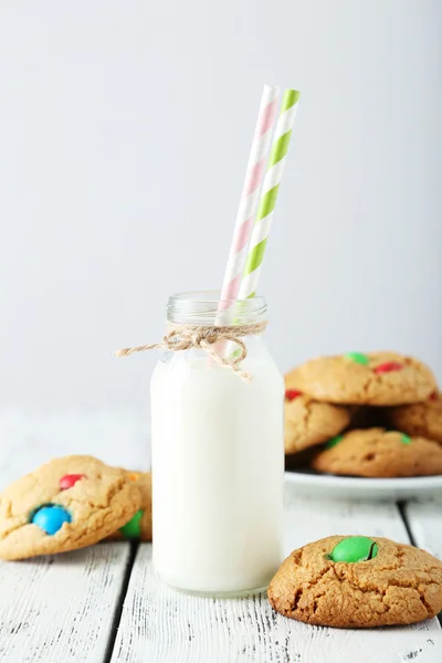 Galletas con caramelos de colores en plato — Foto de Stock