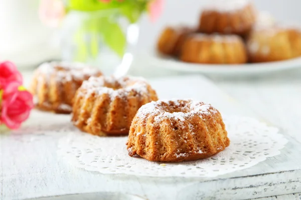 Bundt cakes on cutting board — Stock Photo, Image