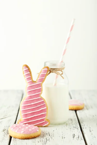 Osterkekse mit einer Flasche Milch — Stockfoto