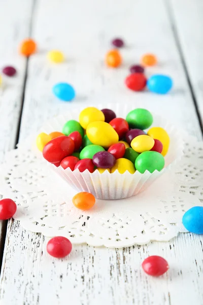 Doces em fundo de madeira — Fotografia de Stock