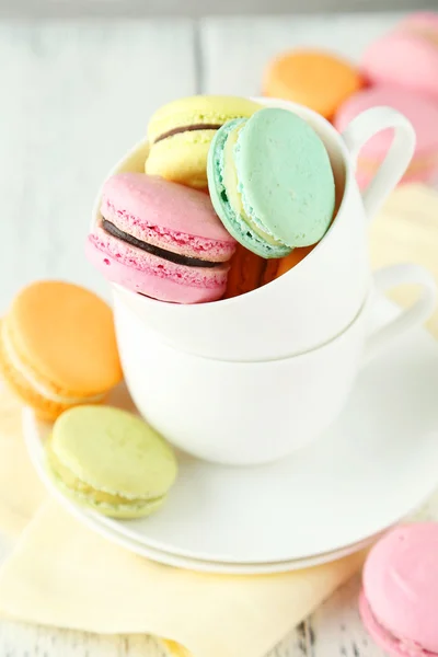 Macaron colorati francesi in tazza — Foto Stock