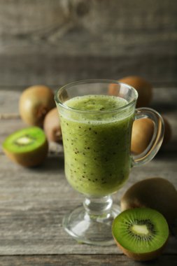 Taze kivi smoothie cam