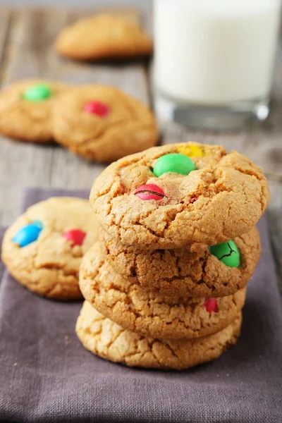 Cookies med färgglada karameller — Stockfoto