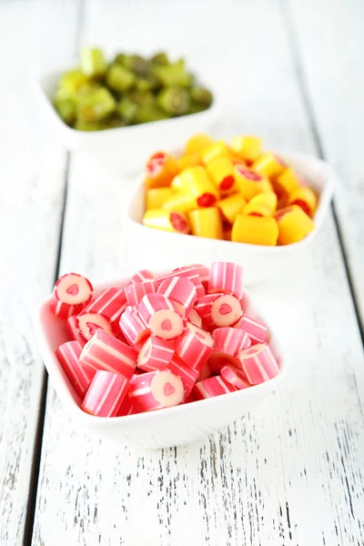 Красочные конфеты в мисках — стоковое фото