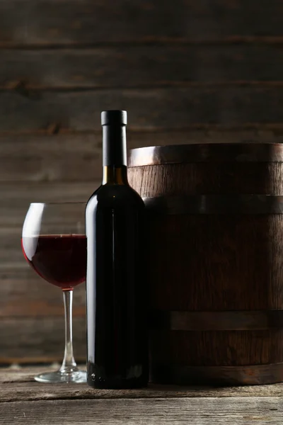 Copa de vino tinto con botella y barril — Foto de Stock