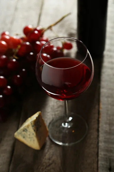 Glass of red wine, cheeses and grapes — Stock Photo, Image