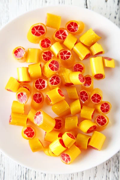 Orange godis på tallrik — Stockfoto