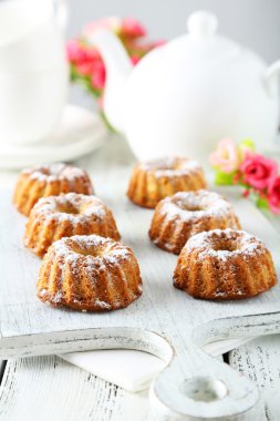 Kesme tahtası üzerinde Bundt kek
