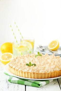 Limon kremalı pasta plaka üzerinde