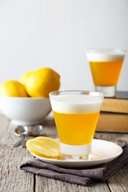 Lezzetli limon jöle içinde gözlük