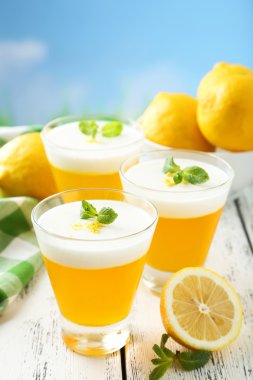 Lezzetli limon jöle içinde gözlük