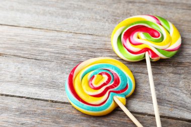 Ahşap arka plan üzerinde lolipop
