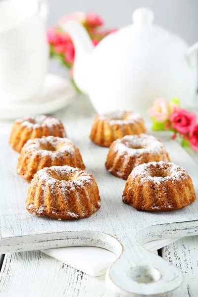 Bundt cake op snijplank — Stockfoto