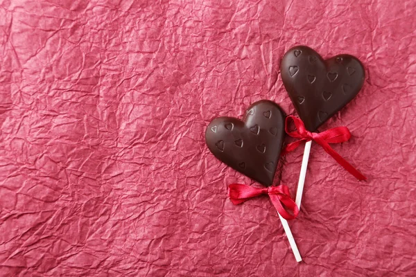 Chocolate corações em fundo de madeira — Fotografia de Stock