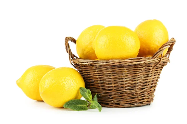 Limoni in cesto isolati su bianco — Foto Stock