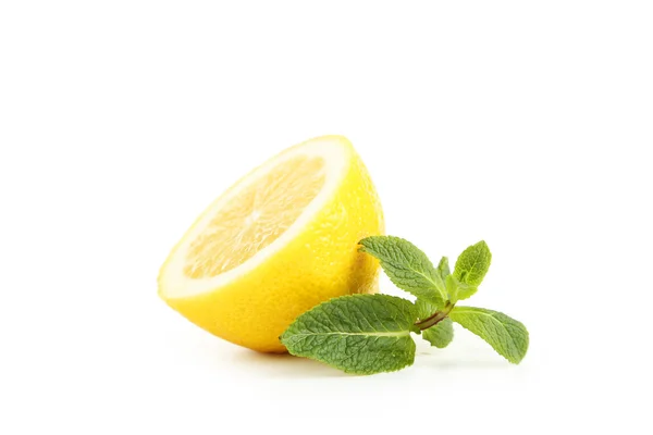 Limão fresco e maduro com hortelã — Fotografia de Stock