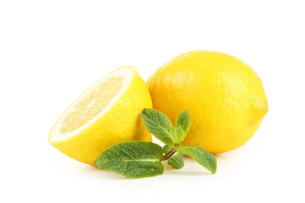 Segar matang pemotongan lemon dengan mint — Stok Foto