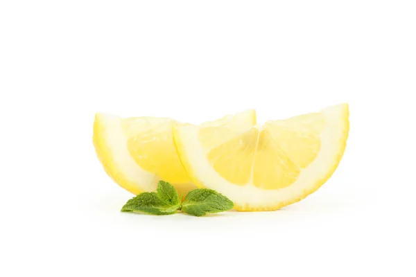 Segar matang pemotongan lemon dengan mint — Stok Foto