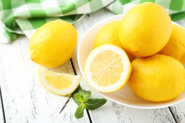 Fresh ripe lemons in bowl — Stock Photo, Image