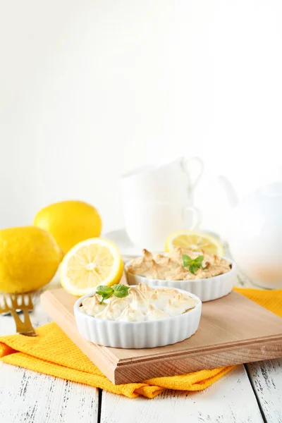 Torta de merengue de limão em tigela — Fotografia de Stock