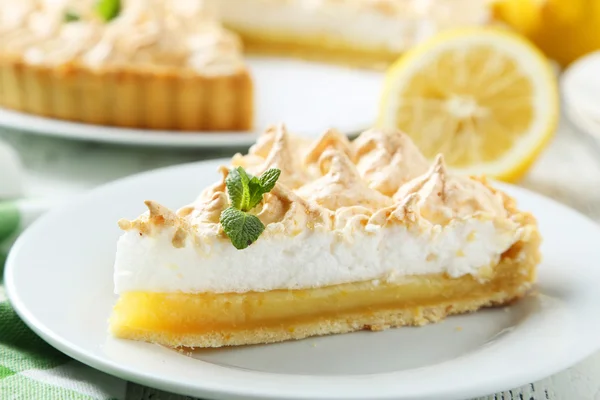 Tarta de merengue de limón en el plato — Foto de Stock