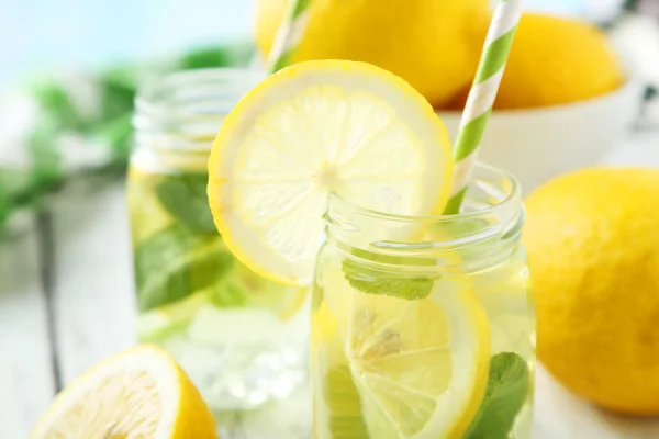 Limonate fresche con limoni — Foto Stock