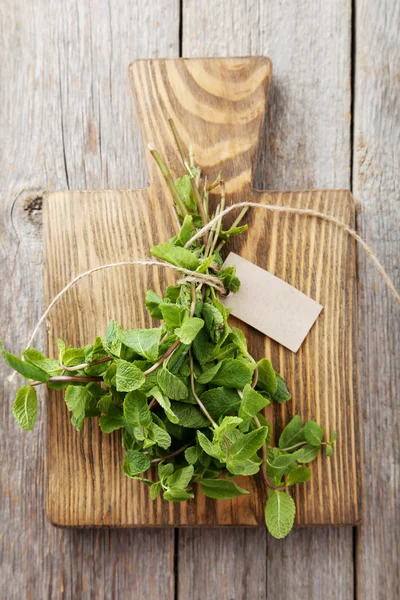 Frische Minze auf Holzgrund — Stockfoto