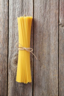 Spagetti ahşap arka plan üzerinde