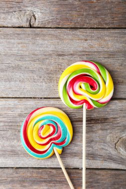 Ahşap arka plan üzerinde lolipop