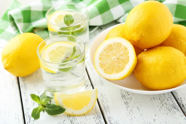 Frische Limonaden mit Zitronen — Stockfoto