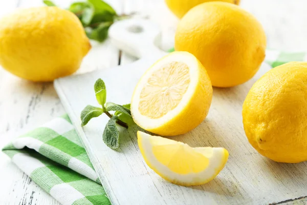 Lemons on cutting board — Stock Photo, Image