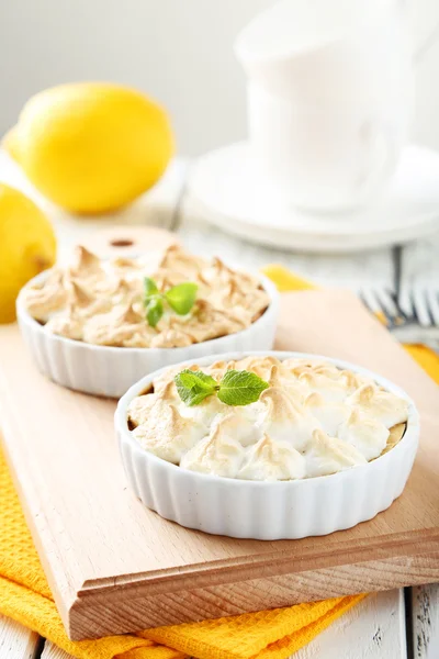 Torta de merengue de limão em tigelas — Fotografia de Stock