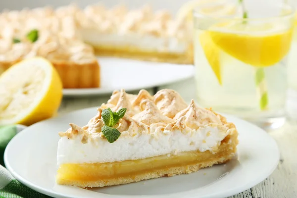 Tarta de merengue de limón en el plato — Foto de Stock
