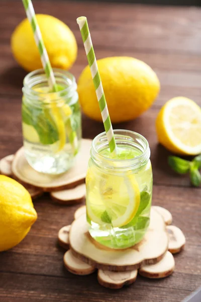 レモンと新鮮なレモネ ード — ストック写真