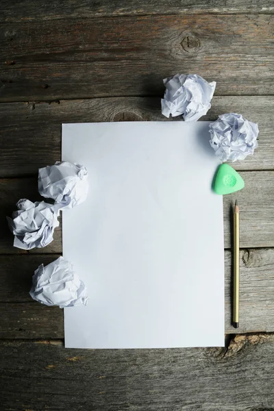 Papiers froissés avec une feuille de papier blanc — Photo