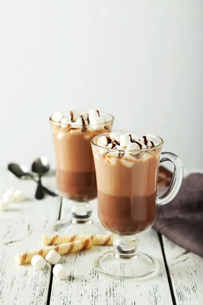 Glazen warme chocolademelk met marshmallows — Stockfoto