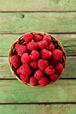 sepet içinde taze frambuaz